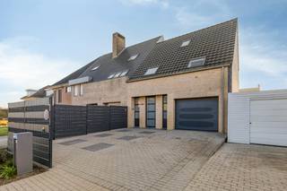 Deze woning uit 2006 is gelegen op de Berchemweg in Oudenaarde en telt 3 slaapkamers. De woning (EPC C) is perfect onderhouden en instapklaar. <br /><br />INDELING: <br />Gelijkvloers: <br />* inkomhal met gastentoilet<br />* ruime, inpandige, garage<br />* berging / technische ruimte<br />* leefruimte met open keuken <br />* wasplaats<br />* onderhoudsvriendelijke, omheinde tuin in de tropische houtsoort Padouk met terras en tuinhuis <br /><br />Eerste verdieping: <br />* 3 slaapkamers<br />* badkamer met ligbad, douche en toilet<br />* mogelijkheid tot dressing (momenteel gebruikt voor infraroodcabine)<br />* toegang naar zolder (via uitschuifbare zoldertrap)<br /><br />ALGEMENE INFORMATIE:<br />* centrale verwarming op aardgas<br />* EPC C<br />* stadswater en regenwater (7.500 l.) <br />* nieuwe veluxramen (driedubbel)<br />* elektriciteit conform <br />* recent volledig geschilderd <br /><br />Bestuursmaatregelen in het maatregelenregister: nee
