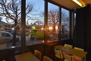 PLAN VIA VOLGENDE LINK UW BEZOEK IN ALSOOK UW GEGEVENS: https://demeester.mijnhuurprofiel.be/whise/7181392<br /><br />Schitterend gelegen handelsgelijkvloers met gevelbreedte van 10 m aan de Scheldekaaien. <br /><br />Mogelijks ruim terras te plaatsen met zuid-west oriëntatie op het brede voetpad.<br /><br />Commercieel top gelegen nabij Suikerrui. Momenteel ingericht als restaurant met bar, keuken en gezellige eetgelegenheid.<br />In de kelder bevinden zich een bergruimte en toiletten.