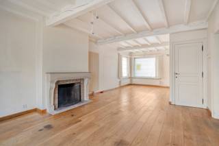 Zeer ruime halfopen bebouwing bestaande uit hal, bureel, apart toilet, gezellige living met open haard, grote leefkeuken, ingerichte badkamer...