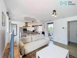 Op zoek naar een appartement waar comfort, technologie en een uitstekende ligging hand in hand gaan? Dan zal dit stijlvolle appartement aan de rand van het centrum u zeker weten te bekoren.<br /><br />Dankzij de rustige ligging geniet u hier van het beste van twee werelden: alle dagelijkse voorzieningen bevinden zich op wandelafstand, met winkels, scholen en een tramhalte vlakbij, terwijl u binnen slechts twaalf minuten het strand bereikt. Een ideale uitvalsbasis voor zowel permanente bewoning, een tweede verblijf als een slimme investering.<br /><br />Gelegen op de eerste verdieping en bereikbaar via een brede trap, baadt het appartement in natuurlijk licht dankzij de grote raampartijen die een aangename en open sfeer creëren. Binnen geniet u van hedendaags wooncomfort met slimme domotica, een videofoon, op afstand bedienbare verwarming en airconditioning in de slaapkamer.<br /><br />De ruime slaapkamer verwelkomt u elke ochtend met een prachtige zonsopgang. De moderne keuken vormt het hart van de woning en is uitgerust met een stijlvol kookeiland en kwalitatieve toestellen, waaronder een inductiekookplaat met uitbreidbare kookzone. Verder beschikt het appartement over een praktische berging met aansluitingen voor wasmachine en droogkast, een afzonderlijk toilet en een verzorgde badkamer met verwarmde infraroodspiegel.<br /><br />Op het gezellige terras geniet u in alle rust van een ontbijt in de ochtendzon. Bovendien is het appartement volledig aardgasvrij en zijn alle ramen voorzien van vliegenramen, wat bijdraagt aan een duurzaam en comfortabel woonklimaat.<br /><br />Momenteel is het appartement permanent verhuurd, waardoor het meteen een interessante opbrengsteigendom vormt. Dankzij de combinatie van ligging, comfort en energiezuinige voorzieningen is dit ook een uitstekende keuze voor wie op zoek is naar een zorgeloos tweede verblijf aan de kust.<br /><br />Een modern appartement met een warme uitstraling, slimme technologie en een strategische ligging. Een buitenkans die u niet mag missen.<br /><br />Dit appartement wordt aangeboden met een startprijs van € 199.000 en een richtprijs van € 215.000.<br />Elk bod zal door de eigenaar in overweging genomen worden.