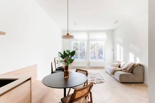 <p>Dit stijlvolle appartement op de tweede verdieping is gelegen op een uitzonderlijke locatie aan het prestigieuze Sint-Andriesplein, in het historische hart van Antwerpen. Het plein straalt een unieke charme en levendigheid uit, gekenmerkt door authentieke architectuur, verfijnde horecazaken en exclusieve boetieks. Het geliefde Sint-Andrieskwartier combineert een intiem buurtgevoel met de onmiddellijke nabijheid van de Modewijk, het Zuid en de Scheldekaaien.<br /><br />Bij het betreden van het appartement komt u binnen in de inkomruimte, waar zich recht voor u de geïnstalleerde keuken bevindt. Vooraan in het appartement situeert zich de lichtrijke leefruimte met een gezellige eethoek, waar het comfortabel vertoeven is dankzij de aangename natuurlijke lichtinval.<br /><br />Achteraan bevindt zich de rustige slaapkamer met aansluitend de badkamer, uitgerust met een moderne inloopdouche.<br /><br />Dit appartement is gelegen op een bijzonder gegeerde locatie in het centrum van Antwerpen.</p>