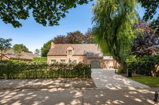 <h2>Instapklare tijdloze villa op rustige locatie te Schoten!</h2>
<p><strong>Indeling</strong></p>
Gelijkvloers:<br /><br />- Ruime Inkomhal met gastentoilet en vestiareruimte<br />- Zeer ruime leefruimte (ca. 77m²) met mooi lichtinval, verruimd door een mooie aanbouw met toegang tot de tuin voorzien van inbouwspots en airco. Sfeervolle bar met zicht op de tuin.<br />- Volledig geïnstalleerde keuken (ca. 14m²) voorzien van alle toestellen (o.a. AEG oven, AEG microgolfoven, vaatwasser, ...), veel werkblad alsook met mooi groen zicht<br />- Bureauruimte met ingemaakte kasten en met zicht op de tuin<br />- Aansluitend een zeer praktische wasplaats, welke ook rechtstreeks toegang geeft tot de tuin<br />- Een ruime garage (ca. 20m²), meerdere parkeerplaatsen op de oprit<br /><br />Verdieping:<br /><br />- Masterslaapkamer (ca. 20m²) met aansluitend dressing (ca. 9m²)<br />- Tweede slaapkamer (ca. 15m²)<br />- Derde slaapkamer (ca. 11m²)<br />- Volledig vernieuwde badkamer (ca. 9m²) met ligbad, inloopdouche en dubbel lavabomeubel<br />- Tweede toilet op de overloop 1ste verdiep<br />- Toegang tot de zolderruimte<br /><br />Algemeen<br />✔ Hoogwaardige afwerking - tot in de perfectie afgewerkt en onderhouden<br />✔ Een uitgebreid beveiligingssysteem, inclusief camera's, bewegingsdetectie, branddetectie en slimme meldingen. Verschillende functies kunnen eenvoudig worden beheerd via smartphone of tablet, wat zorgt voor extra comfort en gemoedsrust.<br />✔ Ruime inpandige garage en parkeergelegenheid op de oprit<br />✔ Tuin is volledig omheind en geprivatiseerd - 2 mooie ruime terrassen (aan de achterkant + aan de zijkant van de woning)<br />✔ Condensatieketel op aardgas (Junkers) via radiatoren, airco in de leefruimte en op 1ste verdiep