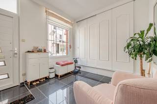 <strong>SUPER GEZELLIGE INSTAPKLARE GEZINSWONING MET TUIN </strong><br />Ruime hal met vele vestiaire kasten, gezellige living met open ingerichte keuken, nette badkamer met strak badmeubel, 2de leuke leefruimte met zicht op overdekt terras en charmante tuin. <br /><strong>1ste verdiep </strong>2 slaapkamers.<br /><strong>2de verdiep</strong> 2 leuke slaapkamers waarvan 1 zeer ruim. <br />EPC 161 MAAR ondertussen extra geïsoleerd zonnepanelen en airco dus EPC is nu stukken beter <br /><strong>10 zonnepanelen en airco maakt de woning nog beter !</strong><br />rechtover woning overdekte staanplaats te huur slechts 60 euro <br />