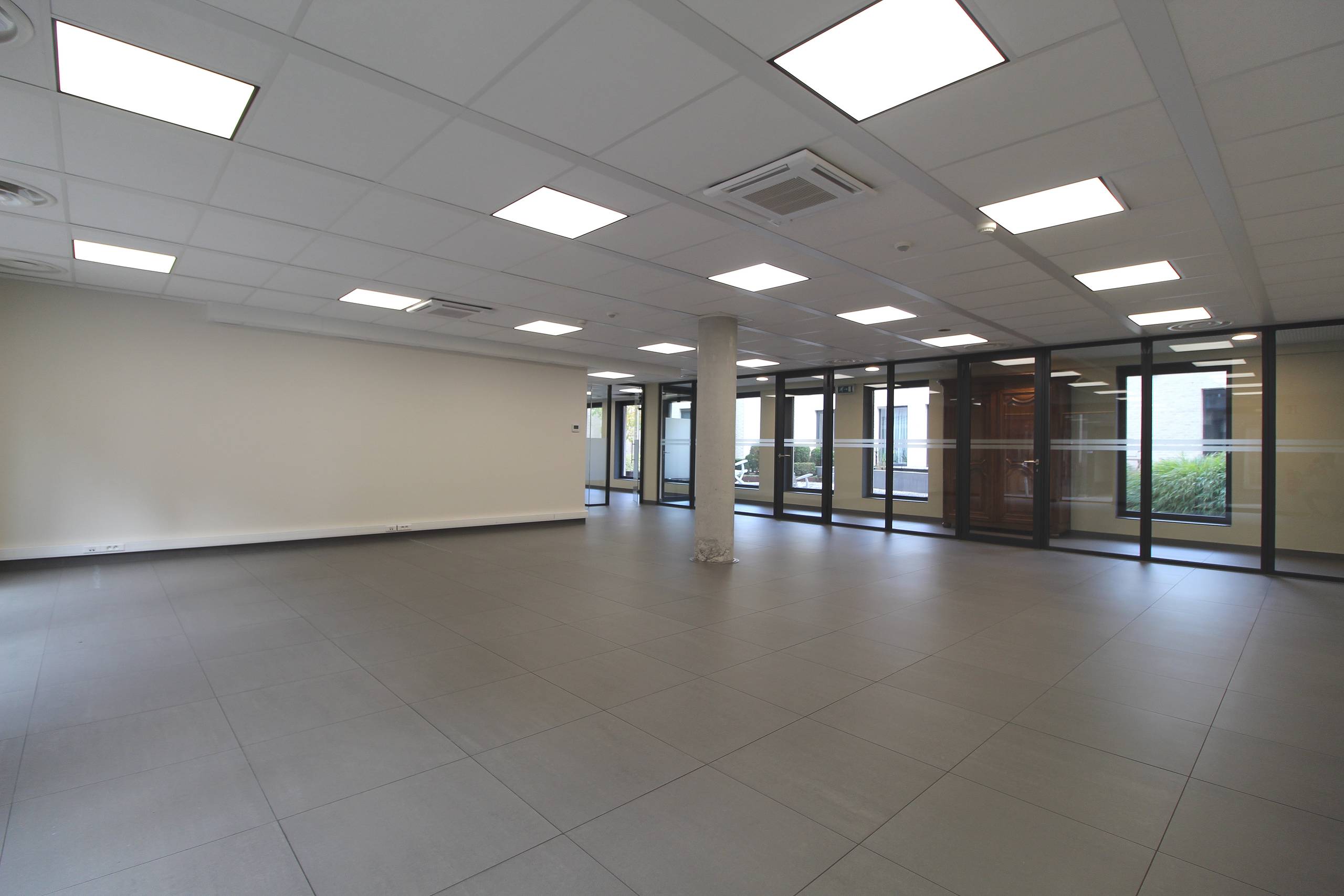 Commercial for rent in Wetteren - photo 2