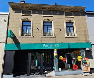 Gelegen op het beste gedeelte van de voornaamste winkelstraat van Zaventem, vindt u dit fraai ingerichte handelspand met een mooie open vitrine,...