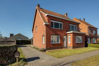 Deze ruime gezinswoning, gelegen in de Vennestraat 74 te Gierle, biedt een uitstekende basis voor wie op zoek is naar een renovatieproject met...