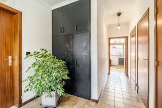 [[ DIT PAND NEEMT DEEL AAN DE ERA OPEN HUIZEN DAG OP 19/9 VAN 16:00 TOT 17:00 ]]
<p>Comfortabel appartement in het centrum van Sint-Niklaas, dichtbij openbaar vervoer, winkels en scholen.</p>

<p>Dit appartement combineert een praktische indeling met een centrale ligging in een residentiële en sociale omgeving. De lichtrijke living vormt het hart van de woning en sluit mooi aan op de keuken. Met twee slaapkamers en een functionele badkamer biedt dit appartement een aangename woonoplossing voor starters, koppels of investeerders. Het terras zorgt voor extra buitenruimte, terwijl de garage en berging extra comfort en opslagmogelijkheden bieden. Dankzij het EPC-label C geniet u bovendien van een energiezuiniger wooncomfort.</p>

<p> </p>

<p>Belangrijkste ruimtes:<br />• Lichtrijke living met aangename leefruimte<br />• Keuken voorzien van elektrische kookplaat en dampkap<br />• Twee comfortabele slaapkamers<br />• Badkamer met dubbele wastafel, toilet en aansluitingen voor wasmachine en droogkast<br />• Praktische berging en aparte bijkeuken<br />• Terras met extra buitenruimte<br />• Garage verplicht aan te kopen voor 25.000 euro</p>

<p> </p>

<p>Troeven:<br />• Centrale ligging in Sint-Niklaas nabij winkels, scholen en openbaar vervoer<br />• Twee slaapkamers en praktische indeling<br />• Garage, terras en extra bergruimte aanwezig</p>

<p> </p>

<p>Neem vandaag nog contact op voor meer informatie of een bezoek.</p>

<p>JOUW DROOMAPPARTEMENT. ZO GEVONDEN!</p>