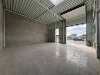 Nieuwbouw KMO-unit van 144 m² te huur in het nieuwe bedrijvenpark "STADSBEEMD", strategisch gelegen op het bedrijventerrein van Halen, vlakbij de op- en afrit 25 van de E314 (Brussel - Leuven - Aken). De nabijgelegen gewestweg N2 (Hasselt - Diest) zorgt eveneens voor een vlotte verbinding met de omliggende steden en gemeenten. Goedkopere elektriciteit door zonnepanelen.<br /><br />KENMERKEN UNIT:<br />- oppervlakte: 144m²<br />- staalconstructie met geïsoleerde sandwichpanelen en steeldeck met lichtstraat<br />- vrije hoogte: 6 m<br />- 1 elektrische sectionaalpoort (4,5mH x 4mB), 1 loopdeur, extra glaspartij<br />- 63A stroomvoorziening, LED-verlichting en stopcontacten (220V/380V)<br />- zonnepanelen<br />- polybeton vloer (1T/m²)<br /><br />Vermelde huurprijs is exclusief BTW en gemeenschappelijke kosten!<br /><br />Ideaal voor ondernemers die op zoek zijn naar een kwalitatieve werk- of opslagplaats en daarbij belang hechten aan een goede locatie, gebouwen met uitstraling en de juiste prijs/kwaliteit verhouding.
