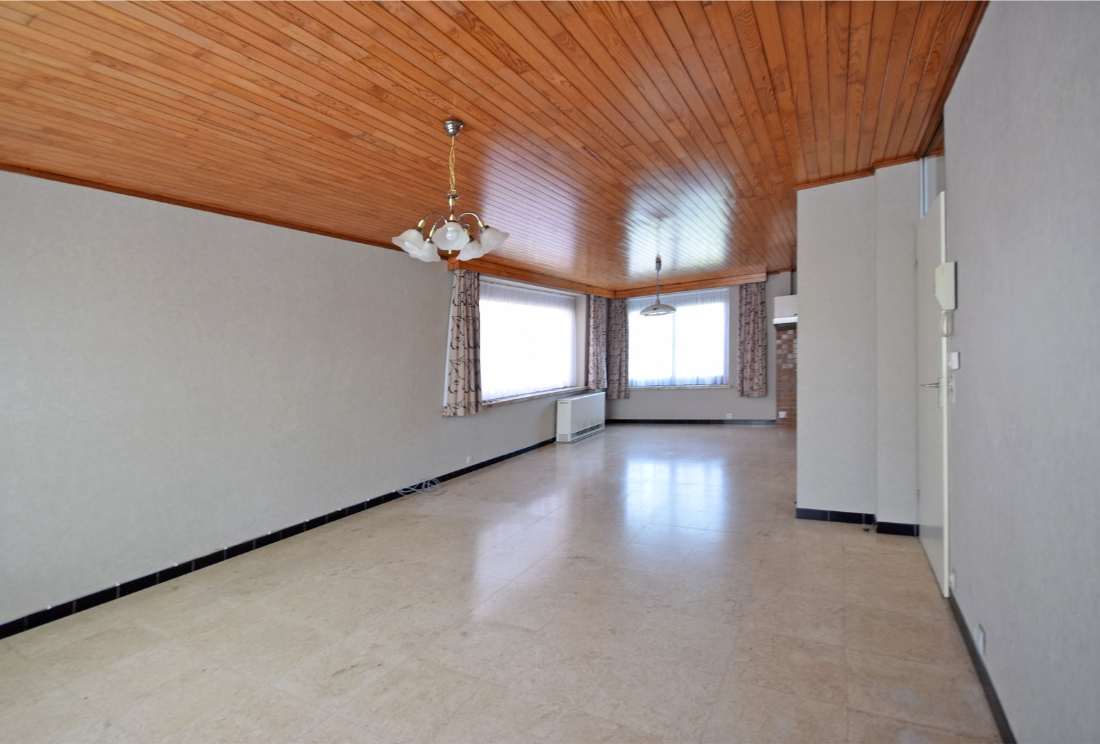 GELIJKVLOERS APPARTEMENT MET 2 SLAAPKAMERS - foto 2