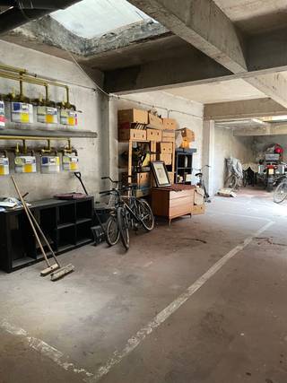 Emplacements intérieurs dans une petite immeuble, idéale pour une petite voiture.