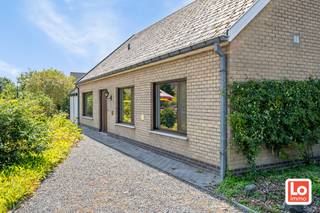 Volledig te renoveren open woning met ruime afzonderlijke garage en grote tuin op een toplocatie nabij Oude Bareel in Sint-Amandsberg/Oostakker. De woning bevat op het gelijkvloers een inkomhal, een leefruimte met grote veranda, een basis keuken, een toilet, een nachthal met wasplaats/berging, twee slaapkamers en een badkamer met ligbad, was meubel en een toilet. Op de eerste verdieping zijn er 3 ruime slaapkamers (waarvan kamer 3 toegankelijk via kamer 2). De woning beschikt niet over leidingwater (geboorde filterput) en wordt centraal verwarmd met stookolie. Het buitenschrijnwerk bestaat vnl. uit PVC met dubbel glas en rolluiken. De totale oppervlakte van het zuidoost georiënteerde perceel is 761m².<br />Wil u deze moderne en instapklare woning met schitterend uitzicht bezoeken? Schrijf dan nu in voor het bezoekmoment op zaterdag 22 augustus 2026, enkel via https://calendly.com/loimmogunther/bezoekmoment-beelbroekstraat-94-te-sint-amandsberg