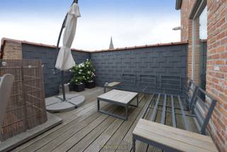 VERZORGD APPARTEMENTSGEBOUW bestaande uit 2 AFGEWERKTE WOONEENHEDEN, elk met EIGEN TERRAS en GARAGE. Deze eigendom combineert een UITSTEKENDE...