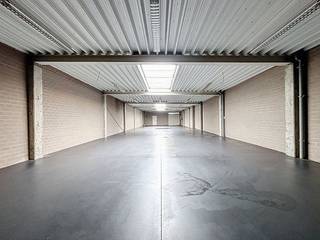 In het hart van Wuustwezel bieden wij dit ruime en multifunctionele magazijn te huur aan. Met een totale oppervlakte van circa 250 m² (ca. 8,2m breed op 29m diep) is dit een uitstekende kans voor een zelfstandige of ondernemer die op zoek is naar een praktische plek voor extra opslag of een eigen atelier. Dankzij de mooie breedte en diepte van de ruimte kunt u de oppervlakte volledig naar eigen wens indelen en optimaal benutten.De toegankelijkheid van het gebouw is een groot pluspunt. Via de onderdoorrit bereikt u de brede, automatische poort aan de achterzijde. Deze poort zorgt ervoor dat het magazijn zeer vlot toegankelijk is voor efficiënt laden en lossen.Binnenin is het magazijn afgewerkt met een nette en onderhoudsvriendelijke gepolierde betonvloer. Dit geeft de ruimte niet alleen een professionele uitstraling, maar zorgt er ook voor dat het geheel direct klaar is voor gebruik voor diverse doeleinden.Kortom, dit magazijn combineert een strategische locatie met een functionele inrichting. Het is de ideale uitvalsbasis voor wie op zoek is naar een goed bereikbare en direct inzetbare werk- of stockageruimte in de regio Wuustwezel.Heeft u interesse om de mogelijkheden van dit magazijn ter plaatse te ontdekken? Neem dan contact met ons op!ver-)Kopen of (ver-)huren in regio Wuustwezel/Brecht/Hoogstraten?Met vragen kan u altijd bij ons terecht!Dewaele vastgoed met advies.Deze AI-visualisaties zijn bedoeld als inspiratie. Er werd geen rekening gehouden met technische specificaties, stedenbouwkundige voorschriften of de concrete mogelijkheden tot realisatie.