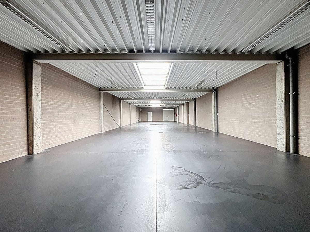 Praktisch en ruim magazijn (250 m²) te huur in Wuustwezel - foto 2