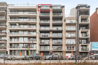 <p><strong>Blankenberge: Duplexappartement met 3 slaapkamers en ruim zonneterras te koop aan achterzijde zeedijk!</strong></p>

<p>Op de 7e verdieping van de moderne residentie &amp;quot;Beau Sejour&amp;quot; vinden we dit instapklaar, ruim duplexappartement met 3 slaapkamers en een groot, zuidgericht terras met een prachtig uitzicht te koop. Deze is uitstekend gelegen aan de achterzijde van de Zeedijk en vlakbij tal van voorzieningen zoals winkels, openbaar vervoer, natuurdomein, openbaar zwembad,... Bovendien geniet u van de mogelijkheid om een nabijgelegen garage aan te kopen.</p>

<p><strong>Indeling:</strong></p>

<p>Benedenverdieping: Ruime woonkamer, zuidgericht terras met vrij zicht op hinterland, open keuken met berging, slaapkamer, badkamer met ligbad, apart toilet.</p>

<p>Bovenverdieping: 2 grote slaapkamers, badkamer met douche, nachthal en berging.</p>

<p>Private kelder. Mogelijkheid tot aan koop nabijgelegen garage.</p>

<p><strong>Troeven:</strong></p>

<ul><li>Topligging, vlakbij zee.</li><li>Mogelijkheid tot aankoop nabijgelegen garage.</li><li>Zonneterras met vrij zicht.</li></ul>

<p>Meer info? Contacteer Maarten op het nummer 050 42 58 98.</p>