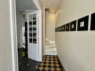 Charmante Brugse woning met 2 slaapkamers en een gezellige stadskoer, gelegen in het rustige Sint-Gilliskwartier, nabij de Gouden Handrei en het Jan van Eyckplein en met een vlotte verbinding naar de Ring.
Indeling: inkomhal, sfeervolle leefruimte met gashaard, ingerichte keuken met toegang tot de stadskoer en een kleine kelder.
Op de eerste verdieping bevinden zich een ruime slaapkamer en een badkamer met douche, lavabo en toilet. De tweede verdieping omvat een grote tweede slaapkamer onder het gebinte.
Verwarming op aardgas. EPC: 399 kWh/m². Asbestveilig.
Een ideale starterswoning of een perfect tweede verblijf in het historische hart van Brugge.