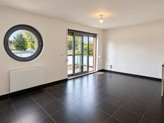 Instapklaar leuk appartement op de eerste verdieping met 2 slaapkamers en terras.Gelegen in Mechelen-Noord, winkels, openbaar vervoer en dagelijkse voorzieningen bevinden zich in de korte nabijheid.