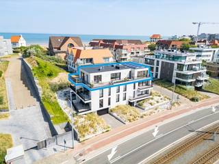 Bienvenue dans la résidence Spinnaker, un projet résidentiel élégant et a seulement trois étages sur la côte belge. Ce penthouse exceptionnel offre une vue imprenable sur les dunes protégées de Houtsaeger – un coin de nature préservée, rare et accessible à pied depuis la plage.<br /><br />Un hall d’entrée raffiné avec placards intégrés vous mène vers une spacieuse pièce à vivre baigné de soleil, avec cuisine ouverte. L’îlot central et les appareils haut de gamme (Siemens, Novy) offrent un espace de vie convivial et luxueux. Le séjour est en outre équipé d’un conduit d’attente pour un feu ouvert, permettant un aménagement personnalisé selon vos envies.<br /><br />À côté du salon principal, une seconde pièce de vie peut servir de bureau, espace loisirs ou salle de télévision. La suite parentale comprend un dressing intégré et une salle de bains privée avec baignoire, douche à l’italienne et meuble lavabo design. Deux autres chambres se partagent une deuxième salle de douche, également aménagée avec des finitions de qualité. Deux toilettes séparés et une remise technique complètent l’ensemble.<br /><br />Ce penthouse a été fini dans les moindres détails et équipé des dernières technologies:
<ul>
	<li><span>Chauffage par le sol dans tout l’appartement</span></li>
	<li><span>24 panneaux solaires privatifs &amp; pompe à chaleur: performance énergétique optimale</span></li>
	<li><span>Ventilation double flux (type D) pour une qualité d’air constante</span></li>
	<li><span>Stores solaires à commande à distance (batterie)</span></li>
	<li><span>Éclairage dimmable dans le séjour, la cuisine, le couloir, la chambre principale et le bureau</span></li>
	<li><span>Détecteurs de mouvement dans les toilettes, le hall de nuit, la buanderie, la cave et le garage</span></li>
	<li><span>Système de bascule entre eau de pluie (8000 L) et eau de ville pour le lave-linge, le robinet extérieur et l’irrigation</span></li>
	<li><span>Système d’arrosage automatique pour les plantes de la terrasse</span></li>
	<li><span>Alimentation triphasée dans le garage, prête pour borne de recharge de véhicule électrique</span></li>
</ul>
La terrasse de 81 m², orientée plein soleil, offre une vue spectaculaire sur les dunes – un véritable havre de paix pour les amateurs de nature et de plein air.<br />Grâce à sa conception intelligente, le penthouse peut parfaitement convenir comme habitation kangourou ou pour une cohabitation parent-enfant avec espaces distincts.<br /><br />Situation absolument parfaite à Saint-Idesbald, à proximité immédiate de la plage, du club nautique renommé KYC, ainsi que de haut-lieux gastronomiques tels que Carcasse, Julia et la Boucherie Dierendonck. Le sentier vers le pittoresque Mieke Hill se trouve également à quelques pas.<br /><br />Possibilité d'acheter un garage dans la résidence. Cave privative incluse dans le prix.<br /><br /><strong>Une expérience résidentielle unique alliant luxe, confort et sérénité – visites uniquement sur rendez-vous.</strong>