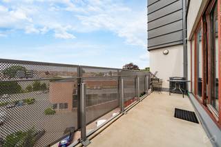 <p><span>🏡 </span><strong><span>JETTE – Licht 2-slaapkamerappartement met terras, kelder en parkeerplaats beschikbaar voor 25.000€ extra</span></strong></p>
<p><strong><span>Info & Bezoeken:</span></strong><span> </span><span>bruxelles.ouest@weinvest.be</span><span> | 02 315 77 22 – </span>Snel te ontdekken!</p>
<p>Dit mooie appartement van ± 90 m² is ideaal gelegen vlak bij winkels, openbaar vervoer, Franstalige en Nederlandstalige scholen, groene zones, het Brugmannziekenhuis, het Koningin Astridplein (Spiegelplein) en de belangrijkste invalswegen. Het zal u overtuigen dankzij zijn ruime indeling, natuurlijke lichtinval en uitstekende algemene staat.</p>
<p>Gelegen op de 3de verdieping van een verzorgd gebouw uit 2008 met lift, beschikt het appartement over een ruime en lichtrijke woonkamer van meer dan 30 m² met directe toegang tot een aangenaam terras met open uitzicht. De keuken is volledig uitgerust en praktisch ingericht.</p>
<p>De inkomhal beschikt over een vestiaire met ingebouwde kast, een parlofoon en een apart toilet. De nachthal geeft toegang tot twee mooie slaapkamers, een ruime badkamer met ligbad, douche en dubbele wastafel, evenals een aparte en praktische wasruimte.</p>
<p>Technisch beschikt het appartement over een individuele gasketel, balansventilatie (dubbel ventilatiesysteem), houten ramen met dubbele beglazing (2008), halfmassief parket, een privatieve kelder, een gemeenschappelijke vuilnisruimte en een uitstekende EPC-score C – CO₂: 28 kg/(m².jaar) – 141 kWhEP/(m².jaar).</p>
<p>Een parkeerplaats is beschikbaar voor 25.000€ extra. Het appartement is momenteel verhuurd, waardoor het eveneens een interessante investeringsopportuniteit vormt.</p>
<p>Een comfortabel, lichtrijk en uitstekend gelegen appartement, ideaal voor zowel eigen bewoning als investering.</p>