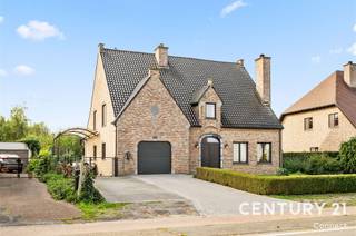 <p><span><strong>Ruime kwaliteitsvilla met 4 slaapkamers en prachtige zuidgerichte tuin</strong></span></p><p>Op een zuidgericht perceel van ruim 11 are, met open zicht op het achterliggende agrarische landschap, bevindt zich deze ruime en degelijk gebouwde villa uit 1998. De woning combineert royale volumes, een kwalitatieve afwerking en een praktische indeling met een uitstekende bereikbaarheid tussen Scherpenheuvel en Diest. Je woont hier op wandelafstand van de lokale winkels, horeca en de bekende basiliek en met een vlotte verbinding richting E314.</p><p>De ruime leefruimte met speksteenkachel vormt het hart van de woning. De geïnstalleerde keuken met aparte ontbijthoek en de eetkamer sluiten rechtstreeks aan op de tuin en het overdekte terras. Op de verdieping bevinden zich vier zeer ruime slaapkamers, waarvan  slaapkamer met dressing en directe toegang tot de badkamer, alsook een ruime zolder. Een absolute troef is de volledige onderkeldering van ca. 187 m², bereikbaar via de woning én een buitentrap. Ideaal als opslag-, hobby- of werkruimte. Daarnaast beschikt de woning over een inpandige garage en een carport geschikt voor bijvoorbeeld een mobilehome.</p><p>Ook energetisch is er geïnvesteerd: 24 zonnepanelen met groenestroomcertificaten (€300/certificaat), een zonneboiler en een regenwaterput van 10.000 liter aangesloten op toiletten, wasmachine en buitenkraan.</p><p>Een ruime, kwalitatieve villa met veel bergruimte, een prachtige tuin en groen uitzicht. Absoluut een bezoek waard! bel of mail ons voor een afspraak op 0498 136 038 of christophe@connect-immo.be</p><p>EPC: 183 kWh/m² - UC: 2589002 - label B</p><p>Ag-Gdv-Gvkr-Gvv</p>
