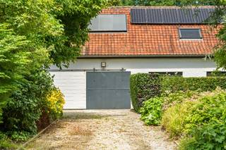 <p>Deze charmante fermette is prachtig gelegen genietend van rust, groen en privacy. <br /><br />Rustig gelegen in een doodlopende straat vindt u deze zeer goed onderhouden woning, waar comfort en licht centraal staan. Bij het binnenkomen komt u in de inkomhal met apart toilet, die leidt naar een ruime en lichtrijke leefruimte met gezellige eet- en zithoek, afgewerkt met een sfeervolle open haard. De ingerichte keuken met eiland sluit hier naadloos op aan en biedt samen met de praktische bijkeuken/wasplaats alle hedendaags comfort. Op het gelijkvloers bevinden zich bovendien een slaapkamer, bureau, dressing en een verzorgde badkamer met toilet, inloopdouche en lavabo.<br /><br />Op de verdieping geeft de ruime nachthal toegang tot twee volwaardige slaapkamers met ingemaakte kasten en een bijkomende douchekamer. Daarnaast is er ook een zolder aanwezig, die extra bergruimte biedt. De woning beschikt eveneens over een ruime garage.<br /><br />Buiten geniet u van een prachtig aangelegde, rustgevende tuin met meerdere terrassen en een vijver, ideaal om in alle privacy te ontspannen. Extra troeven zijn de zonneboiler en zonnepanelen, die bijdragen aan een energiezuinig geheel. Een instapklare woning op een bijzonder rustige ligging.<br /><br />Meer info of plan je bezoek: wim@immobeguin.be<br />Te koop via Immo Beguin, uw vastgoedexpert sinds 2009, met kantoren in Ronse, Waregem, Kortrijk, Deinze, Doornik en Lessen.</p>