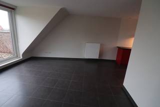 <p><span><strong>INDELING<br /></strong></span><span>Woonkamer, open keuken met aanbouwkeuken met spoeltafel met 1 spoelbak, afzuigkap, elektrische kookplaat, microgolfoven, koelkast en aansluiting voor vaatwasmachine of wasmachine, badkamer met douchecel en badkamermeubel met 1 wastafel, toiletruimte, 1 slaapkamer en toegang tot zolder met zoldertrap.<br /><br /></span><span><strong>BUITEN<br /></strong></span><span>Terras.<br /></span><span>Garage nr. 4, zijnde de derde garage aan de rechterkant, gelegen achter het appartementsgebouw, vanaf de straat gezien. <br /></span><span>Gemeenschappelijke tuin.<br /><br /></span><span>Forfaitair bedrag gemeensch. huurlasten: 30,00 euro/maand (= o.a. elektr.- en waterverbruik gemeensch. delen, verz. en onderhoud lift, onderhoud brandblusapparaten).</span></p>