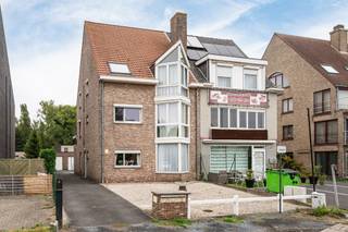 Welkom in dit instapklaar 2 slaapkamer appartement dat deel uitmaakt van een kleinschalig gebouw (3 entiteiten) zonder syndic kost. <br />Het appartement ligt langs de Kwadeweg, op enkele stappen van de tram- en bushalte, een bakker, lagere en middelbare scholen, en diverse winkels. Het centrum van Evergem bevindt zich om de hoek, en Gent ligt op ongeveer 7 km afstand.<br /><br />De indeling: je komt op de 2de verdieping en beschikt er over een hal voor o.a. schoenen te plaatsen. Vervolgens kom je binnen in de lichtrijke leefruimte met half open keuken. <br />Verder is er een kleine berging, badkamer met douche, wastafel en toilet en 2 slaapkamers. Als extra troef is er de grote opberg zolder (+/-30m²), toegankelijk via een traplader in hal. Mits het verkrijgen van een stedenbouwkundige vergunning kan deze ruimte ingericht worden als extra slaapkamer. <br /><br />2de troef is de garagebox, voorzien van elektriciteit, je kan daar ook voor parkeren. <br /><br />Appartement verwarmd met accumulatie en recente pellet kachel en deze laatste volstaat als hoofdverwarming. <br /><br />Asbestveilig – geen renovatieverplichting. <br /><br />Beschikbaar bij akte. <br /><br />Contacteer Top Vastgoed voor een bezoek op 0475 700 700.