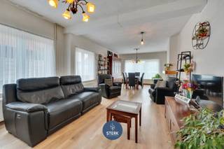 INSTAPKLARE GEZINSWONING MET LEUKE TUIN NABIJ HET CENTRUM VAN LANAKEN !<br /><br />We vinden deze halfopen bebouwing met een bewoonbare oppervlakte van 177 m² terug op een perceel van 4a 46ca in Lanaken. <br /><br />Voor meer informatie, neem zeker een kijkje op onze website via de volgende link:<br />https://www.sterkvastgoedmakelaars.be/detail/te-koop-woning-lanaken/7581421?dosearch=True&flowstatus=ForSale,ForSaleReserved,ForSaleWithBid,ToCompleteForSale,SoldUnderReserve,Sold&pageindex=1&pagesize=12&searchpage=ForSale&sortdirection=DESC&sortfield=pub_flowstatus&transactiontype=Sale