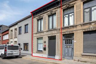 Prachtig gerenoveerde en instapklare woning met 2 slaapkamers te Lier.<br /><br />Gelegen op een toplocatie in Lier, met scholen, station, winkels en openbaar vervoer binnen handbereik.<br /><br />Dit pand werd recent volledig en hoogwaardig gerenoveerd, met oog voor detail en het gebruik van duurzame materialen. <br /><br />Bij het binnenkomen valt meteen de uitzonderlijke afwerking op. De leefruimte met aanpalende eetplaats ademt luxe dankzij de functionele maatkasten met geïntegreerde wasplaats, die zorgen voor een strakke look. Grote raampartijen zorgen dan weer voor de nodige natuurlijke lichtinval. De moderne keuken is voorzien van alle hedendaagse comfort. Verder hebben we nog een apart toilet met toegang tot de kelder. <br /><br />Op het 1ste verdiep vinden we de master bedroom uitgerust met inbouwkasten en airco, badkamer met ligbad/douchecombinatie en toilet alsook een volledig ingerichte dressingkamer. <br /><br />De 2e slaapkamer vinden we op de 2e verdieping, deze actueel ingericht werd als bureau. <br /><br />Extra troeven: dankzij de airco geniet je hier het hele jaar door van een perfect binnenklimaat, EPC label B, vliegenramen, 6 zonnepanelen, onderhoudsvriendelijke tuin met gezellig loungeterras, verwarmde zonnetent etc... <br /><br />Voldoende openbare parkeergelegenheid alsook mogelijkheid tot huren van een garage. <br /><br />Plan snel je bezoek!