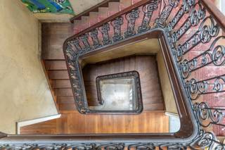 Doe een bod vanaf 760.000 euro.<br /><br />Ideaal gelegen aan de Quai de Rome, in de directe nabijheid van het historische centrum van Luik en de wijk Guillemins, ontwikkelt dit elegante herenhuis een architectonisch karakter dat typerend is voor het einde van de 19e eeuw. Gebouwd over vijf niveaus en bediend door een lift, biedt het opmerkelijk potentieel voor een residentieel of gemengd renovatieproject, met 6 slaapkamers (mogelijkheid tot 8), 3 badkamers, 2 keukens.<br /><br />De gevel van steen en baksteen, met hoge openingen en een centraal balkon, getuigt van de verfijning van een tijd waarin elk detail betekenis had. Binnenin strekken de royale volumes zich uit over meerdere lichte verdiepingen, met geprofileerde plafonds, oude marmeren schouwen en originele patroonvloeren. De lay-out draait om een prachtige centrale trap en een bestaande liftkoker. Achteraan verlengt een intieme tuin op het zuiden aangenaam de ontvangstruimtes. Een prachtige garage, zeldzaam in het stadscentrum, maakt het geheel compleet.<br /><br />De structurele en decoratieve elementen bieden een solide basis voor een eigentijdse renovatie met respect voor het erfgoed. Talrijke mogelijkheden voor inrichting naar behoefte: gezinswoning, representatieve kantoren of vrij beroep.<br /><br />Technische specificaties: solide structuur, lift, individuele verwarming, volledige kelder, geïntegreerde garage, aangelegde tuin, directe nabijheid van openbaar vervoer, scholen en winkels.<br /><br />Elk bod is onderworpen aan de uitdrukkelijke goedkeuring van de eigenaars, die als enigen gemachtigd zijn om te verkopen.