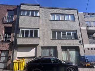 Dit appartement biedt alles wat je nodig hebt voor comfortabel wonen in het hart van Bornem. Het beschikt over een lichte en ruime living, een keuken, drie comfortabele slaapkamers, een praktisch bureau en badkamer. Daarnaast geniet je van een gezellig terras, ideaal om even te ontspannen buiten. Dankzij de centrale ligging zijn winkels, scholen en openbaar vervoer gemakkelijk bereikbaar. Voor meer informatie of een bezoek ter plaatse, neem gerust en vrijblijvend contact op via 03/283 84 84 of mail naar viktor@ax-quality.be. Een ideale woning voor wie rust, bereikbaarheid en wooncomfort wil combineren!