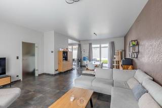 Bent u op zoek naar een eigendom waar wonen en werken perfect gecombineerd kunnen worden? Dan is deze ruime en uitstekend <strong>onderhouden gezinswoning met magazijn</strong> een unieke opportuniteit.<br /><br />De woning, gebouwd in 2003, verwelkomt u via een verzorgde inkomhal met gastentoilet. De lichtrijke leefruimte met grote raampartijen geniet van een aangename connectie met de tuin en sluit naadloos aan op de volledig uitgeruste open keuken. Aansluitend bevindt zich een praktische berging.<br /><br />Op de eerste verdieping bevinden zich maar liefst <strong>vijf volwaardige slaapkamers</strong>. De ruime badkamer is uitgerust met een douche, ligbad, dubbele lavabo en een tweede toilet.<br /><br />Via een zolderluik bereikt u de grote, goed geïsoleerde zolderverdieping. Deze ruimte biedt nog tal van mogelijkheden en kan verder ingericht worden volgens uw eigen wensen en noden.<br /><br />Buiten geniet u van een volledig omheinde en onderhoudsvriendelijke tuin met terras. De oprit naar de achterliggende tuin en het magazijn is afgesloten met een automatische poort.<br /><br />Een absolute meerwaarde is het <strong>magazijn</strong> van circa 160 m², gebouwd in 2012. Deze ruimte is ideaal voor zelfstandigen, ondernemers, hobbyisten of gezinnen die nood hebben aan extra opslag- of werkruimte. De plannen van het magazijn kunnen op eenvoudig verzoek per e-mail worden bezorgd.<br /><br />Ook energetisch scoort deze eigendom uitstekend met een <strong>EPC-label B</strong>. Bovendien beschikt de woning over een <strong>conforme</strong> keuring van de <strong>elektrische installatie</strong>, wat een belangrijke troef vormt voor toekomstige eigenaars.<br /><br />De <strong>ligging </strong>is eveneens een <strong>sterke troef</strong>: rustig gelegen in een doodlopende straat met ruime parkeermogelijkheden en toch op korte afstand van het centrum, scholen, winkels en belangrijke invalswegen.<br /><br />Heeft u interesse in deze veelzijdige eigendom? Contacteer ons vandaag nog voor een bezoek ter plaatse via emily@claves.be of telefonisch op het nummer 03 502 98 74.