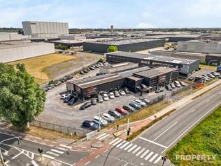 TE KOOP !!! Uitzonderlijk bedrijfsgebouw met toplocatie in Heule (Kortrijk-Noord).Op een strategische zichtlocatie gelegen aan de Ringlaan 9, 8501 Heule, bieden wij dit uitzonderlijke bedrijfsgebouw te koop aan. Dankzij de hoekligging aan de Ringlaan en de Izegemsestraat geniet het pand van een maximale visibiliteit en een uitstekende bereikbaarheid. Het perceel is toegankelijk via twee automatische toegangspoorten, één langs elke straatzijde. Het pand bevindt zich op een perceel van 4.174 m² met als bestemming milieubelastende industrieën en beschikt over een bebouwde oppervlakte van maar liefst 1.535 m². Het bedrijfsgebouw is voorzien van drie grote sectionale toegangspoorten, waardoor vrachtwagens en opleggers probleemloos het gebouw kunnen binnenrijden. Bovendien is het pand uitgerust met driefasige elektriciteit, wat het geschikt maakt voor diverse industriële en commerciële activiteiten.Momenteel wordt het gebouw uitgebaat als detailhandel in auto's maar dankzij de ruime indeling, de uitstekende toegankelijkheid en de strategische ligging biedt dit pand tal van mogelijkheden voor een nieuwe invulling. Of u nu op zoek bent naar een bedrijfsgebouw, magazijn, showroom, logistieke site of een multifunctionele bedrijfsruimte, deze eigendom vormt een unieke opportuniteit!Bent u de nieuwe eigenaar van dit uitzonderlijke perceel op een absolute toplocatie aan het bedrijvenpark Kortrijk-Noord? Voor meer informatie of een bezoek kunt u contact opnemen via 056 96 08 00 of info@property-vastgoed.be.