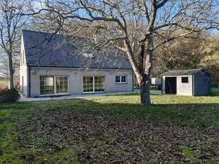 Deze stijlvolle villa bevindt zich in een bosrijke omgeving, helemaal op het einde van de doodlopende Vermandelstraat - een uitzonderlijke, rustige...