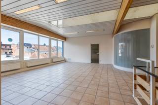 Op de eerste verdieping bevindt zich dit ruime pand met een oppervlakte van maar liefst <strong>491 m²</strong>. Dankzij de veelzijdige indeling is het pand uitermate geschikt voor diverse doeleinden, zoals <strong>bureauruimtes, vergaderzalen, opleidings- of leslokalen, en meer</strong>.<br /><br />Het pand is uitgerust met <strong>sanitaire voorzieningen</strong> en een ingerichte keuken, wat het comfort voor personeel en bezoekers aanzienlijk verhoogt. Aan de voorzijde van het gebouw is er parkeergelegenheid op eigen terrein.<br /><br />Verder beschikt het pand over centrale verwarming op aardgas en is het <strong>onmiddellijk beschikbaar!</strong><br /><br />Interesse in dit pand met tal van mogelijkheden?<br />Contacteer ons voor meer informatie of een bezoek! 