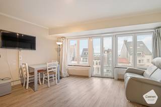 <strong>Lichtrijke</strong> <strong>studio</strong> op <strong>wandelafstand</strong> van zowel het <strong>centrum</strong> als het <strong>strand</strong><br /><br />Bij het binnenkomen van de studio bevindt zich recht voor je de <strong>leefruimte</strong> alsook dienende als <strong>slaaphoek</strong>. De <strong>keuken</strong> met aanwezigheid van de <strong>basisvoorzieningen</strong> bevindt zicht naast de leefruimte. Tussen de inkomdeur en de leefruimte situeert zich aan de rechterzijde de <strong>badkamer</strong> met aanwezigheid van een <strong>douche</strong> en enkele lavabo.<br /><br />Deze studio te bereiken met de <strong>lift</strong> gelegen op de <strong>vijfde</strong> <strong>verdieping</strong> in de residentie Mare Nostrum daterende uit het jaar 1970 is de ideale investering. De <strong>voorgevel</strong> van het gebouw is <strong>recentelijk</strong> <strong>gerenoveerd</strong>. 