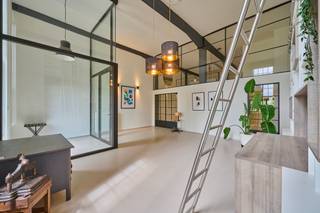 Gelijkvloerse loft met 2 terrassen, tuin en plafonds van 4,8m in het groene Nerem. De loft heeft een oppervlakte van maar liefst 190m² en...