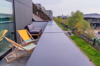 PENTHOUSE | ZUIDTERRAS | 3 SLAAPKAMERS | AUTOSTAANPLAATS MET LAADPAAL<br /><br />In de opkomende buurt de Muide bevindt zich op de derde verdieping dit stijlvol en tijdloos ingericht penthouse, afgewerkt met duurzame en kwalitatieve materialen. De combinatie van hedendaags comfort, slimme technologie en een rustige ligging op korte afstand van het centrum maakt dit een uitzonderlijk aangename woonplek.<br /><br />De inkomhal met vestiaire geeft toegang tot de lichtrijke leefruimte met grote raampartijen en een open indeling. De moderne open keuken met kookeiland is volledig uitgerust met kwalitatieve toestellen, waaronder een Novy Mood dampkap, en sluit perfect aan bij de eet- en zithoek – ideaal voor wie houdt van koken en gezellig samenzijn.<br /><br />De woonkamer beschikt bovendien over een ingebouwde beamer, wat zorgt voor een volwaardige home cinema-ervaring.<br /><br />Er zijn drie slaapkamers, waarvan één voorzien is van een grote op maat gemaakte inbouwkast. In een andere is er een op maat gemaakte bureauruimte, perfect voor thuiswerk. De ruime badkamer is praktisch ingericht en afgewerkt met duurzame materialen.<br /><br />Het penthouse beschikt over een zuidgericht terras van ca. 20 m², waar het heerlijk vertoeven is in alle rust. Verder zijn er zowel een private kelderberging als een extra berging op het verdiep.<br /><br />Bij het appartement hoort een ondergrondse autostaanplaats met Smappee laadpaal, ideaal voor elektrisch rijden.<br /><br />Het gebouw dateert van 2020 en heeft een uitstekend energiepeil (EPC A – 58 kWh/m²). Dankzij de aanwezigheid van Nest verwarming, slimme deurbel en geïntegreerde multimedia is het penthouse volledig future-proof.<br /><br />Kortom:<br />✔ 110 m² bewoonbare oppervlakte<br />✔ Zuidgericht terras van ca. 20 m²<br />✔ Op maat gemaakte bureau en inbouwkasten<br />✔ Open keuken met kookeiland en kwalitatieve toestellen<br />✔ Parkettegel in het volledige appartement<br />✔ Autostaanplaats met Smappee laadpaal<br />✔ Bouwjaar 2020 – EPC A (58 kWh)<br />✔ Slimme woning: Nest verwarming & slimme deurbel<br /><br /><br />Interesse of bezoek? hello@dok19.be