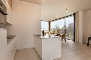 In de kleinschalige residentie zijn er slechts 2 appartementen te koop met op het gelijkvloers een dokterspraktijk. Het appartement op het...