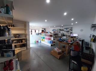 Vraag uw bezoek aan via info@optimusvastgoed.be!TE HUUR:  Handelspand met ruim magazijn (319m²) te Heusden-Zolder!In een zijstraat van de...