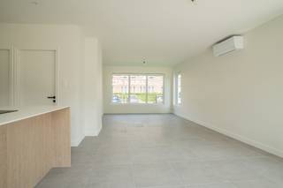 <p>Op de Pater damiaanstraat 1, vindt u deze volledig gerenoveerde (2026) en energiezuinige woning.<br /><br />Dankzij de doordachte indeling en een ruim bewoonbare oppervlakte op een perceel van 470m², is dit een ideale thuis voor gezinnen die op zoek zijn naar ruimte en praktisch gebruiksgemak.</p>
<p>De woning telt 2 bouwlagen, vier ruime slaapkamers, 2 badkamers, een wasplaats, kelder, ruime leefruimte, zolder en een inpandige garage.</p>
<p>De leefruimte is voorzien van grote raampartijen die voor een overvloed aan natuurlijk licht zorgen. De open keuken is volledig uitgerust en kijkt uit op de groene omgeving en heeft een directe toegang tot het terras en de tuin. Aangrenzend bevindt zich een praktische sportdouche uitgerust met wc en douche.</p>
<p>De woning telt op het verdiep vier slaapkamers van 10m² tot 17m² en een ruime badkamer voorzien van een wastafel, bad, douche en toilet.</p>
<p>Verder een ruime inpandige garage én een kelderruimte, ideaal aansluitend aan de keuken.</p>
<p>De tuin is netjes aangelegd en is voorzien van nieuw hekwerk.<br />Er zijn 2 terassen voorzien, ideaal als gezellige zithoek. <br /><br />De ligging van de woning is eveneens een troef. <br />Nabij openbaar vervoer, winkels en restaurants en scholen.<br /><br /><strong>TROEVEN:</strong></p>
<p>Deze energiezuinige woning is werkelijk voorzien van alle comfort.<br />- Zonnepanelen<br />- conforme elektrische keuring<br />- EPC 135 Kwh/m²J! <br />- Asbest vrij</p>