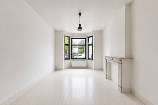 Op zoek naar een woning die authenticiteit en hedendaags wooncomfort perfect combineert? <strong>Deze prachtig gerenoveerde herenwoning biedt maar liefst 220 m² bewoonbare opp. en is volledig instapklaar. </strong>Met haar hoge plafonds, karaktervolle elementen en royale ruimtes straalt deze woning een warme en tijdloze charme uit, terwijl ze tegelijk voldoet aan de hedendaagse comfort- en energienormen. Via de stijlvolle inkomhal kom je terecht in een lichtrijke leefruimte waar gezelligheid en ruimte centraal staan. De volledig uitgeruste keuken vormt het hart van de woning en biedt alle comfort voor wie graag kookt of gasten ontvangt. Van hieruit heb je rechtstreeks toegang tot het zonnige terras en de gezellige stadstuin, een ideale plek om in alle rust te genieten van een kop koffie, een barbecue of lange zomeravonden. <strong>Met 4 volwaardige slaapkamers en twee badkamers biedt deze woning alle ruimte voor een groot gezin, een samengesteld gezin of wie graag een extra kamer voorziet als bureau, hobbyruimte of logeerkamer.</strong> Dankzij de doordachte renovatie geniet je bovendien van modern wooncomfort zonder in te boeten aan karakter. Ook technisch is deze woning een uitstekende keuze. <strong>Ze beschikt over een gunstig EPC-label B, een conforme elektrische installatie, is asbestveilig en voldoet daarmee aan de verwachtingen van wie zorgeloos wil verhuizen zonder bijkomende renovatieverplichtingen.</strong> De woning is gunstig gelegen met winkels, scholen, openbaar vervoer en belangrijke invalswegen in de nabije omgeving. Zo geniet je van een vlotte bereikbaarheid én alle dagelijkse voorzieningen binnen handbereik.<br />Ben je op zoek naar een ruime, karaktervolle woning waar authenticiteit, comfort en energiezuinig wonen hand in hand gaan? Dan is deze herenwoning absoluut een bezoek waard. Contacteer ons vandaag nog voor meer informatie of een bezichtiging en laat je verrassen door de ruimte, de sfeer en de vele troeven die deze unieke woning te bieden heeft.