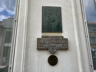 Onder de schaduw van de 15de-eeuwse Kluizekerk, met zicht op de iconische Sint-Gummaruskerk, ligt deze karaktervolle en historisch...