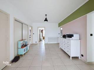 <p><span>Centraal gelegen en ruim appartement op de 5e verdieping, met een bewoonbare oppervlakte van maar liefst 119 m² en een mooi, open zicht. Het appartement beschikt over een ruime inkomhal die toegang geeft tot de lichtrijke leefruimte met aansluitend een terras aan de voorzijde. De keuken is uitgerust met een kookvuur en dampkap. Verder zijn er drie volwaardige slaapkamers, die toegang bieden tot het terras aan de achterzijde. De badkamer is voorzien van een douche, toilet en lavabo. Daarnaast beschikt het appartement over een afzonderlijk gastentoilet en een praktische wasplaats. Dankzij de centrale ligging bevinden winkels, horeca, openbaar vervoer en andere voorzieningen zich op korte afstand. De ligging op de vijfde verdieping zorgt bovendien voor veel lichtinval en een aangenaam ruim uitzicht. Een garage kan optioneel worden bijgehuurd voor € 70 per maand. Beschikbaar vanaf 1 oktober.</span></p><p><span> </span></p>