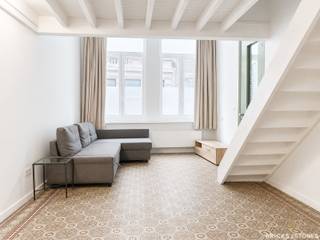 <p>Located in the charming Wolstraat, in the heart of Antwerp's historic city centre, this duplex apartment is situated in a small-scale building with only one other residential unit.<span></span></p>
<p>The ground floor comprises a cosy living area with an open-plan kitchen, equipped with all necessary comforts. Adjacent is a practical storage room with connections for a washing machine. This level also offers a versatile room, ideal as a home office, dressing room or hobby space, as well as a separate toilet.</p>
<p>The upper floor features the bedroom with an open bathroom, equipped with a shower and washbasin.</p>
<p>Its central location places shops, restaurants, public transport and numerous amenities within walking distance.</p>