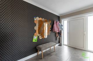 Op een centrale ligging in Wijer vinden we deze gerenoveerde gezinswoning terug op een mooi perceel van 6a 23ca.Zowel Hasselt, Sint-Truiden als...