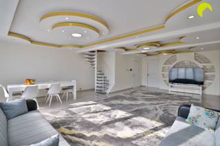 <p><span>Dit duplexappartement met 4 slaapkamers is gelegen in het centrum van Antwerpen, in de buurt van Schijnpoort, op wandelafstand van Park Spoor Noord en Park Spoor Oost.<br />Dankzij de centrale ligging geniet u van een vlotte toegang tot winkels, openbaar vervoer en het bruisende stadsleven van Antwerpen.</span></p><p><span> </span></p><p><span>Indeling:</span><span><br />De ruime woonkamer met stijlvol plafond biedt voldoende plaats voor zowel een eetruimte als een zithoek. Dankzij de grote raampartijen baadt de leefruimte in natuurlijk licht.<br />Een open trap vormt een karaktervol element en leidt naar de bovenverdieping met extra kamers.</span></p><p><span>De keuken is volledig uitgerust met de nodige toestellen en biedt eveneens ruimte voor een eethoek. Via de keuken bereikt u het aangename, ruime terras ideaal om te ontspannen.</span></p><p><span>Op de bovenverdieping bevinden zich meerdere kamers die flexibel in te richten zijn, bijvoorbeeld als slaapkamer, thuiskantoor of hobbyruimte. </span></p><p><span>Dit appartement biedt dus heel wat mogelijkheden voor diverse woonbehoeften.<br />De badkamer is uitgerust met een ligbad, toilet en lavabomeubel.</span></p><p><span> </span></p><p><span>Nuttige informatie:</span></p><ul><li><span>EPC: 196 kWh/m² (B-label)</span></li><li><span>Elektriciteit is niet conform het AREI</span></li><li><span>Niet-asbestveilig</span></li><li><span>P-score (perceelscore): Klasse C</span></li><li><span>G-score (gebouwscore): Klasse C</span></li></ul><p><span> </span></p><p><span>Stedenbouwkundige inlichtingen zijn in aanvraag.</span></p><p><span> </span></p><p><span>Voor een bezoek ter plaatse kan u ons contacteren op het nummer 03 449 42 41 of surf naar www.habicom.be</span></p><p><span>Benieuwd naar de waarde van jouw woning?  Check het gratis op <span>www.watismijnhuiswaard.be</span></span></p><p><span> </span></p>