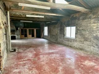 TE HUUR , loods (± 70m²)INDELING:Magazijn/opslagruimte met poort  ( 2,20 H - 2,40 B )BESTEMMINGSMOGELIJKHEDEN:OpslagBij interesse uw bezoek aanvragen...