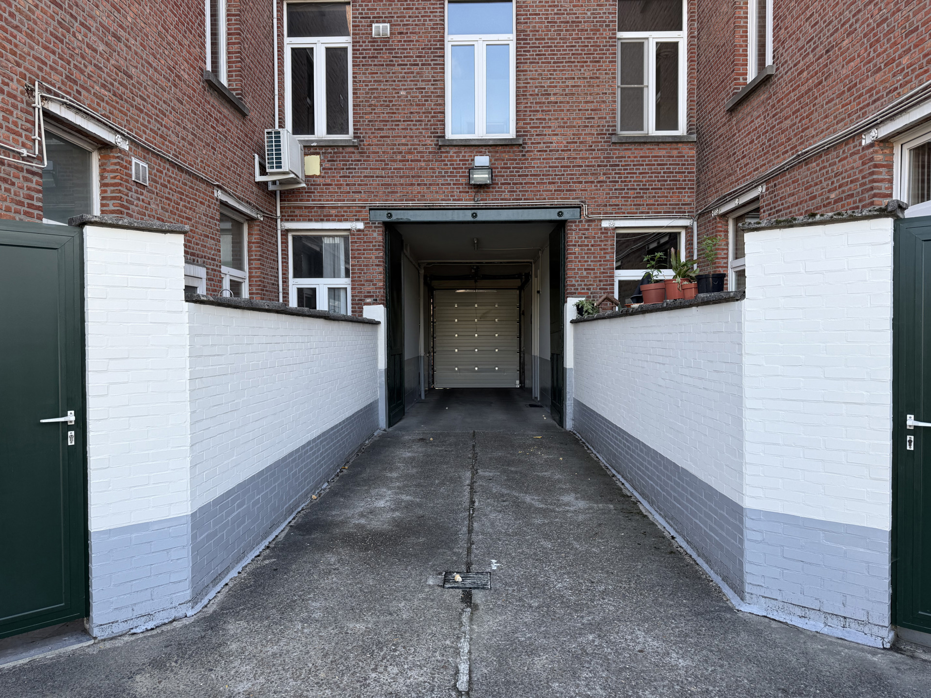 Verschillende garages en overdekte staanplaatsen te huur!  - foto 2