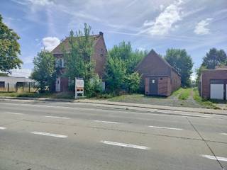 Deze woning met afzonderlijke stallingen bevindt zich in zeer slechte staat en is momenteel moeilijk toegankelijk door de opstapeling van gerief in...